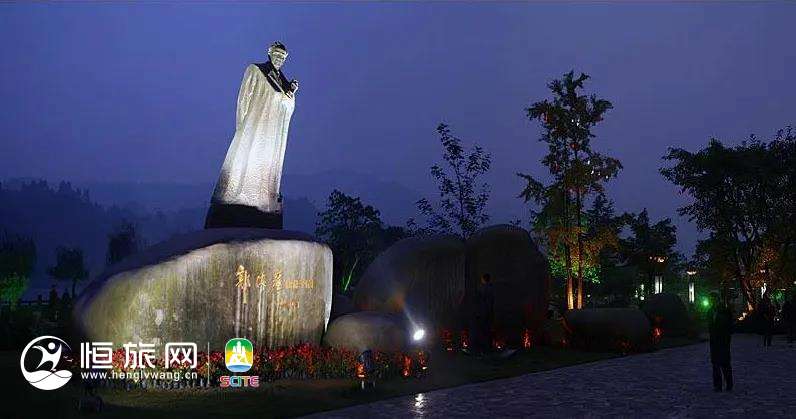 沫若文化广场东临大渡河安谷电站库区,与沙湾城区相接,背靠大